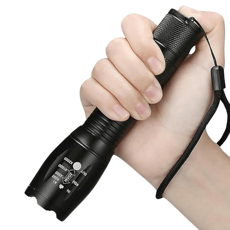 Lampe de Poche dans la main